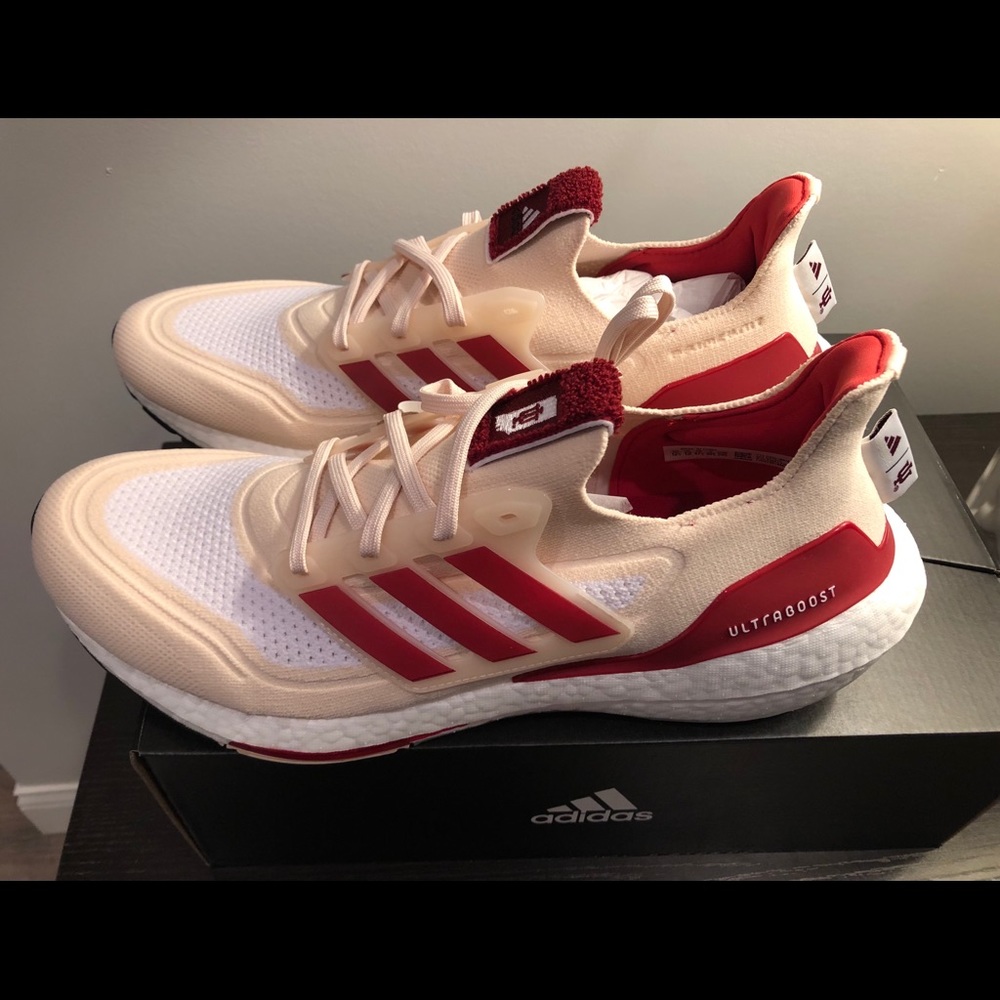 IU Adidas Ultra Boost 21